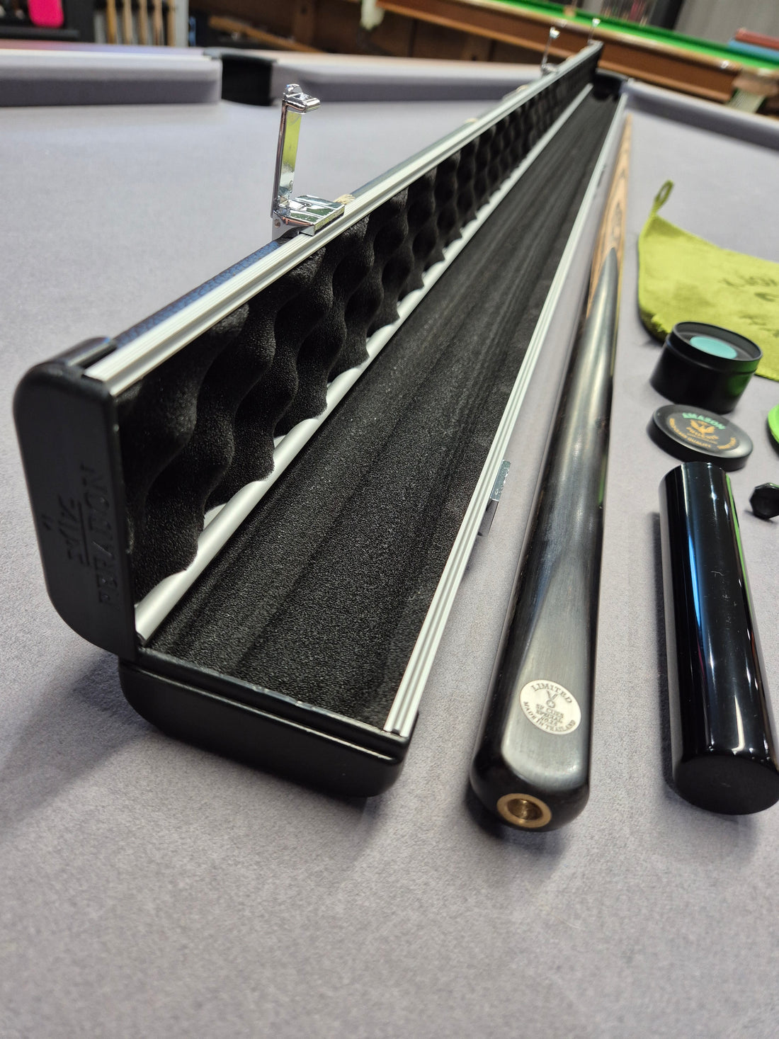 SP Limited Special Cue & Case Set with Accessories