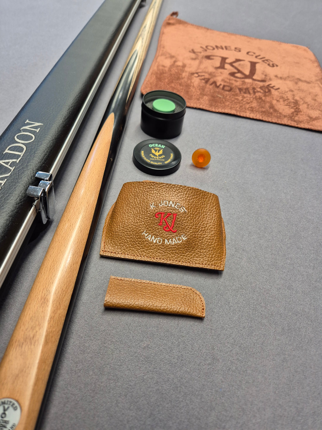 SP Limited Special Cue & Case Set with Accessories
