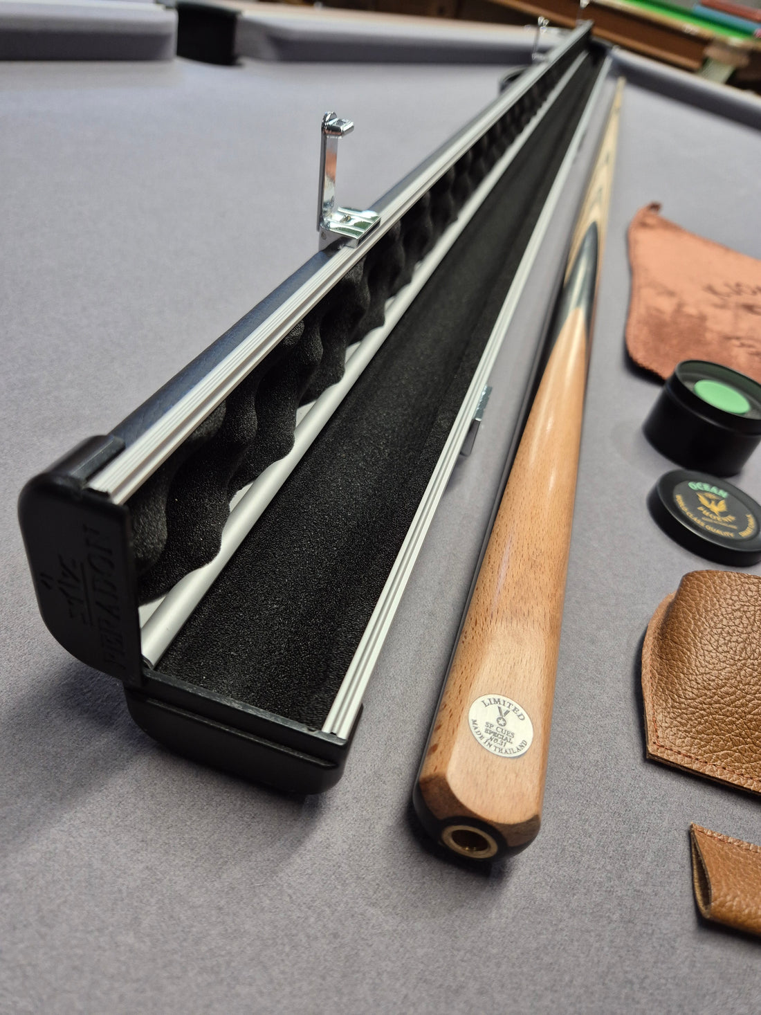 SP Limited Special Cue & Case Set with Accessories