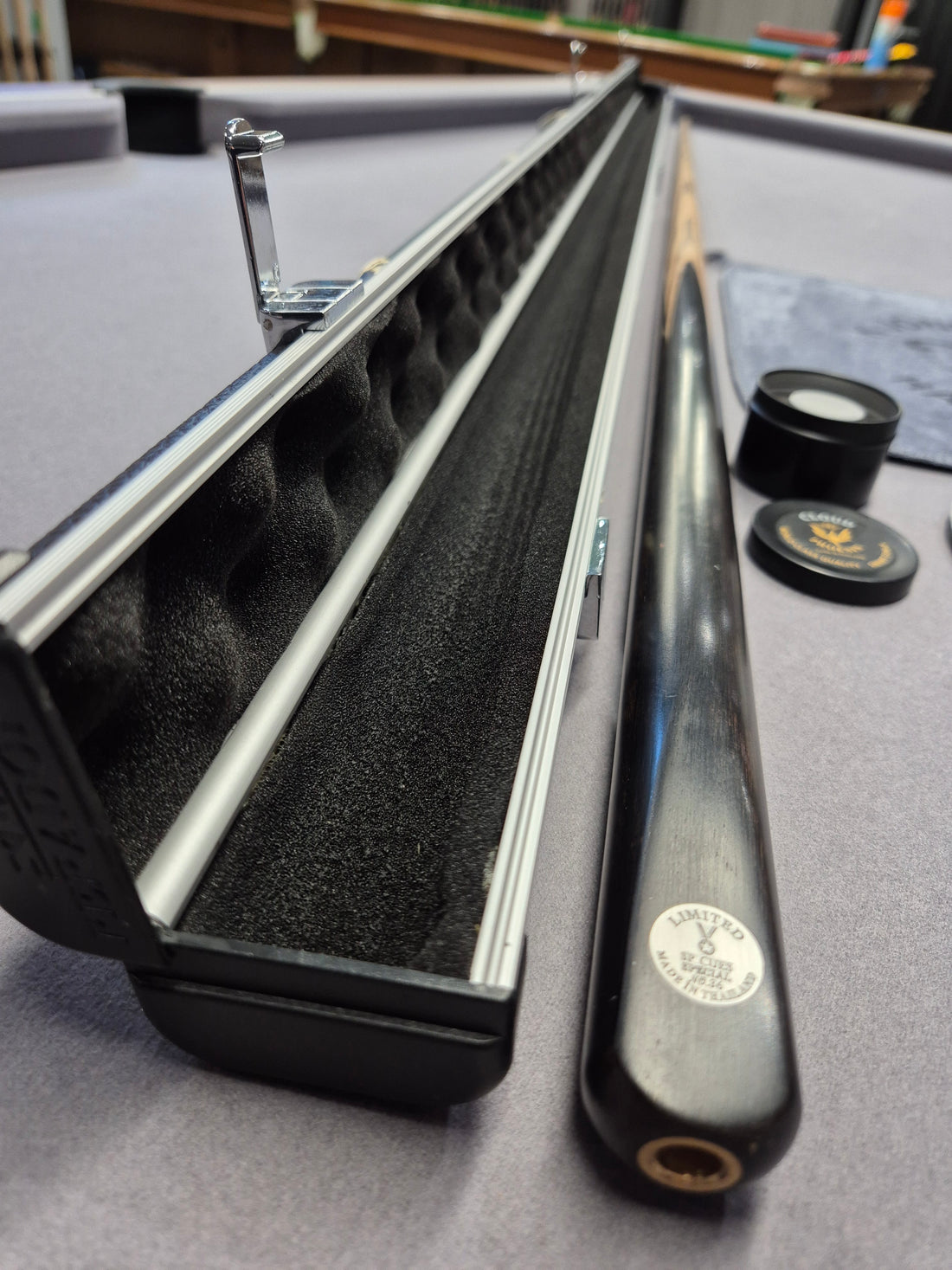 SP Limited Special Cue & Case Set with Accessories