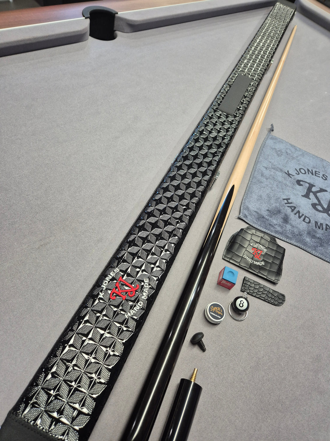 Maximux Premium Maple Cue & Case Set with Accessories