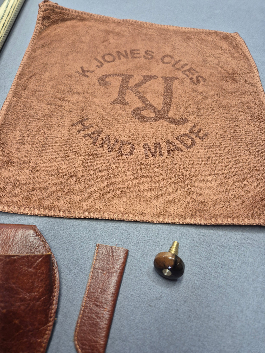 Maximus Legend 3/4 Cue & Case set with Accessories