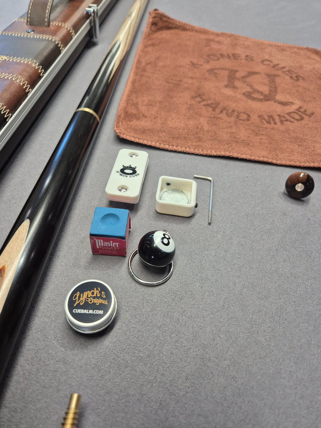 Maximus Legend Plus 3/4 Cue & Case Set with Accessories
