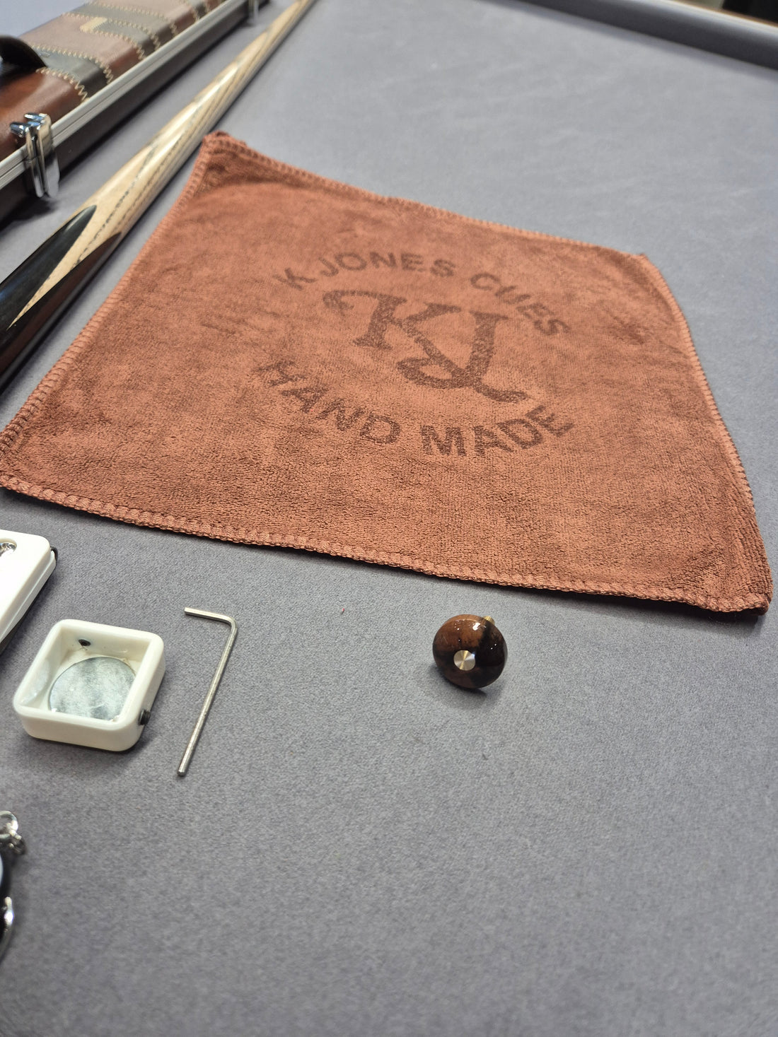 Maximus Legend Plus 3/4 Cue & Case Set with Accessories