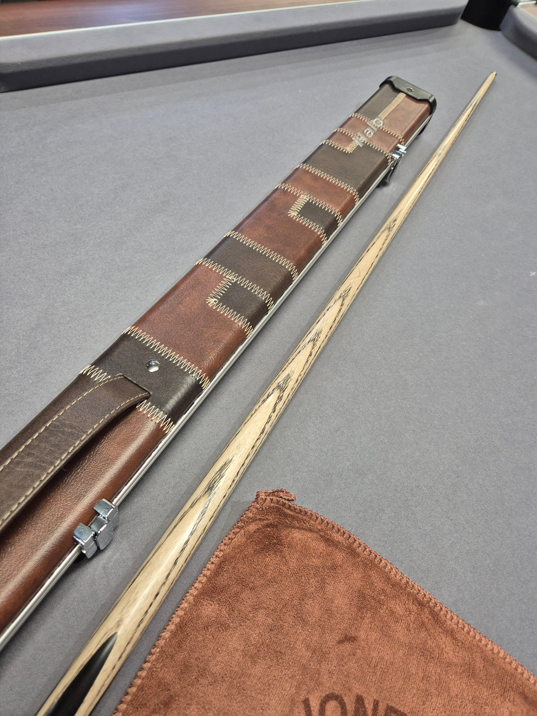 Maximus Legend Plus 3/4 Cue & Case Set with Accessories