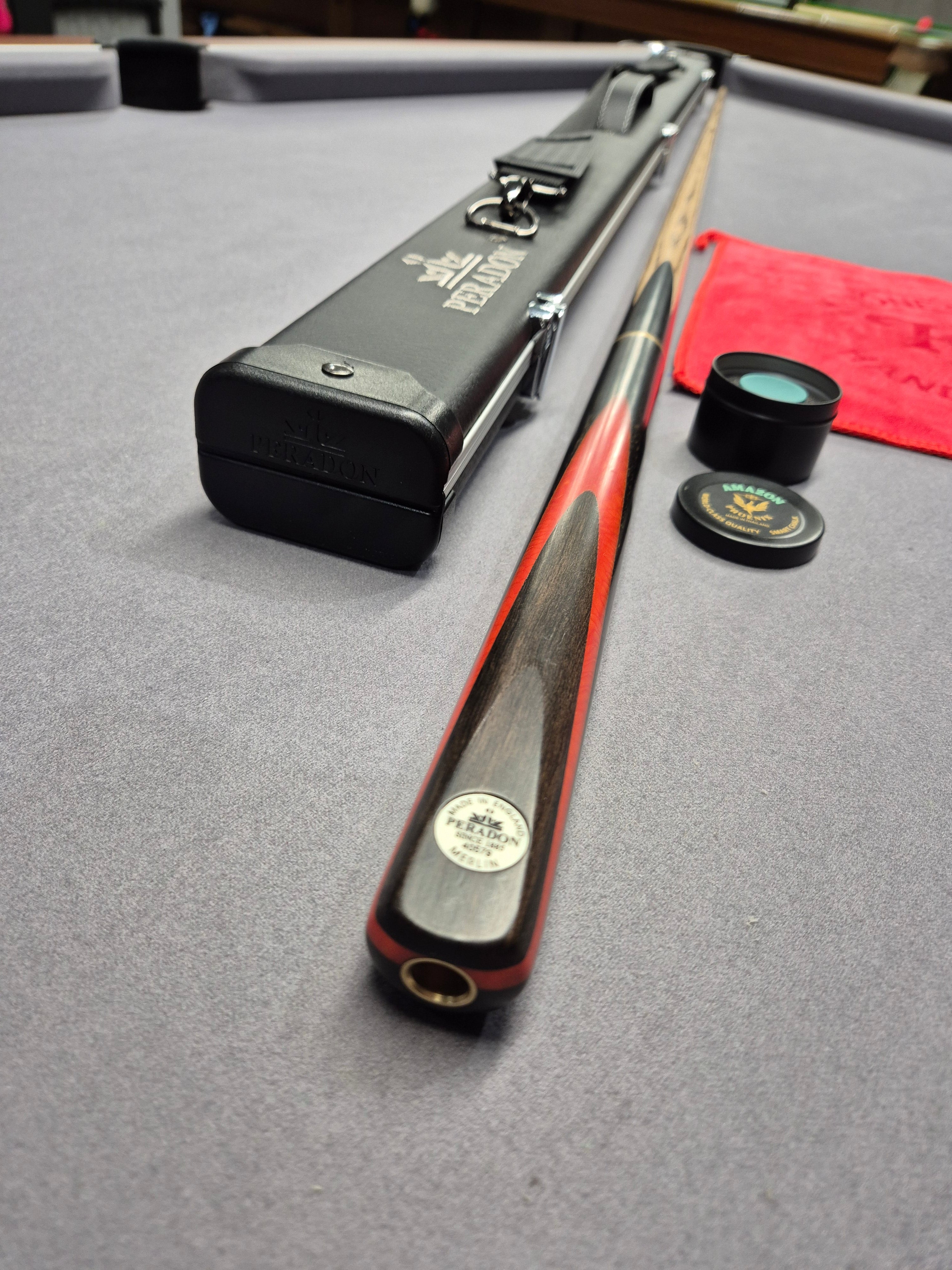 Peradon Merlin Cue & Halo Case Set with Accessories