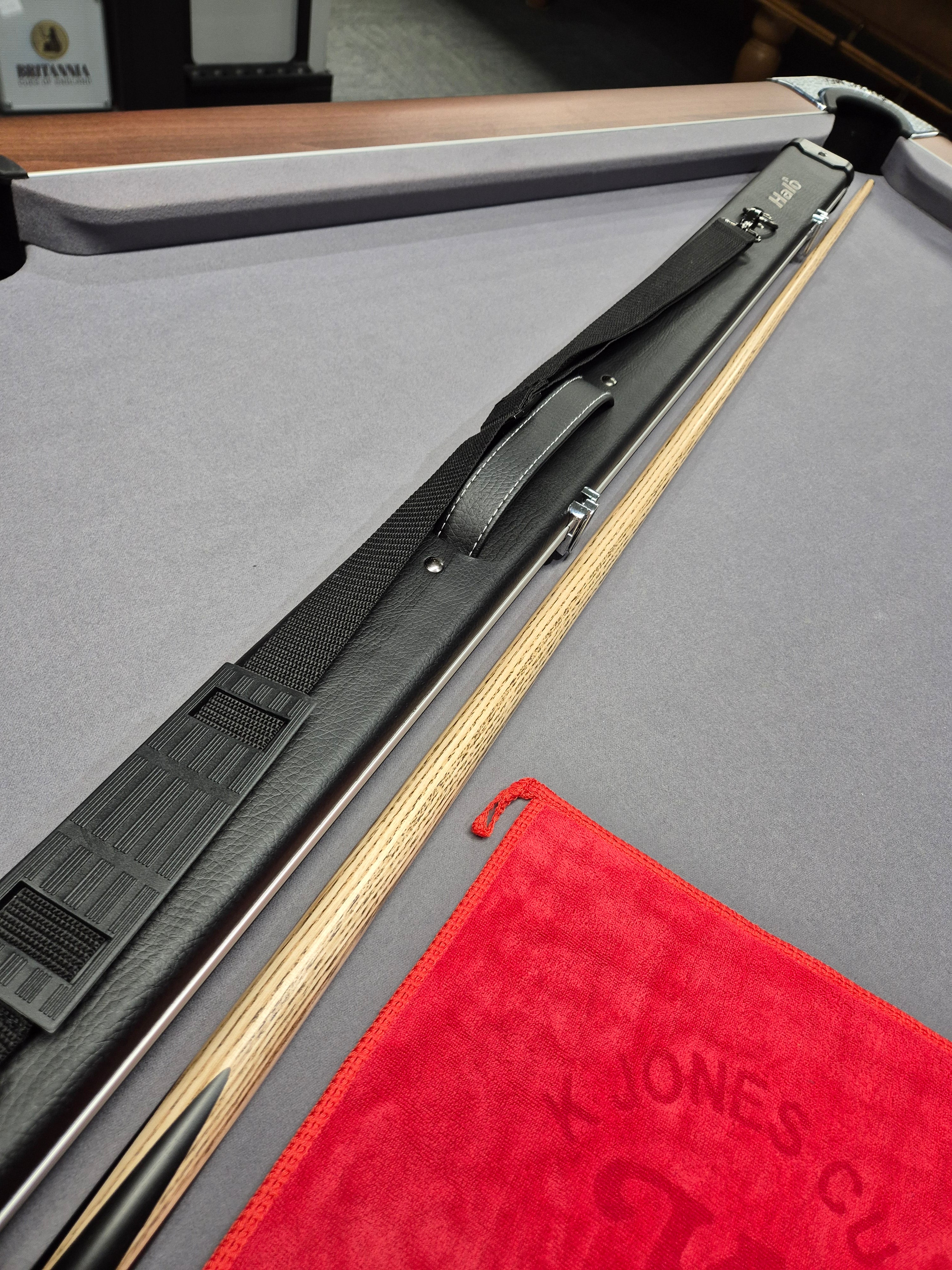 Peradon Merlin Cue & Halo Case Set with Accessories