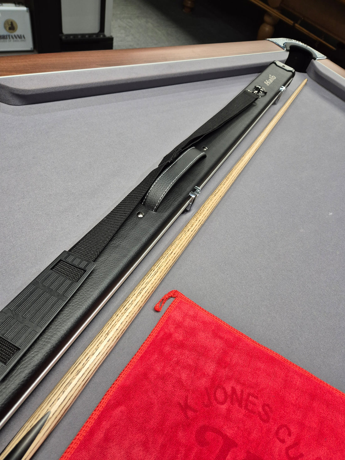 Peradon Merlin Cue & Halo Case Set with Accessories