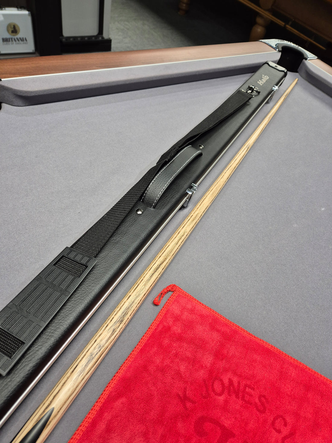 Peradon Merlin Cue & Halo Case Set with Accessories