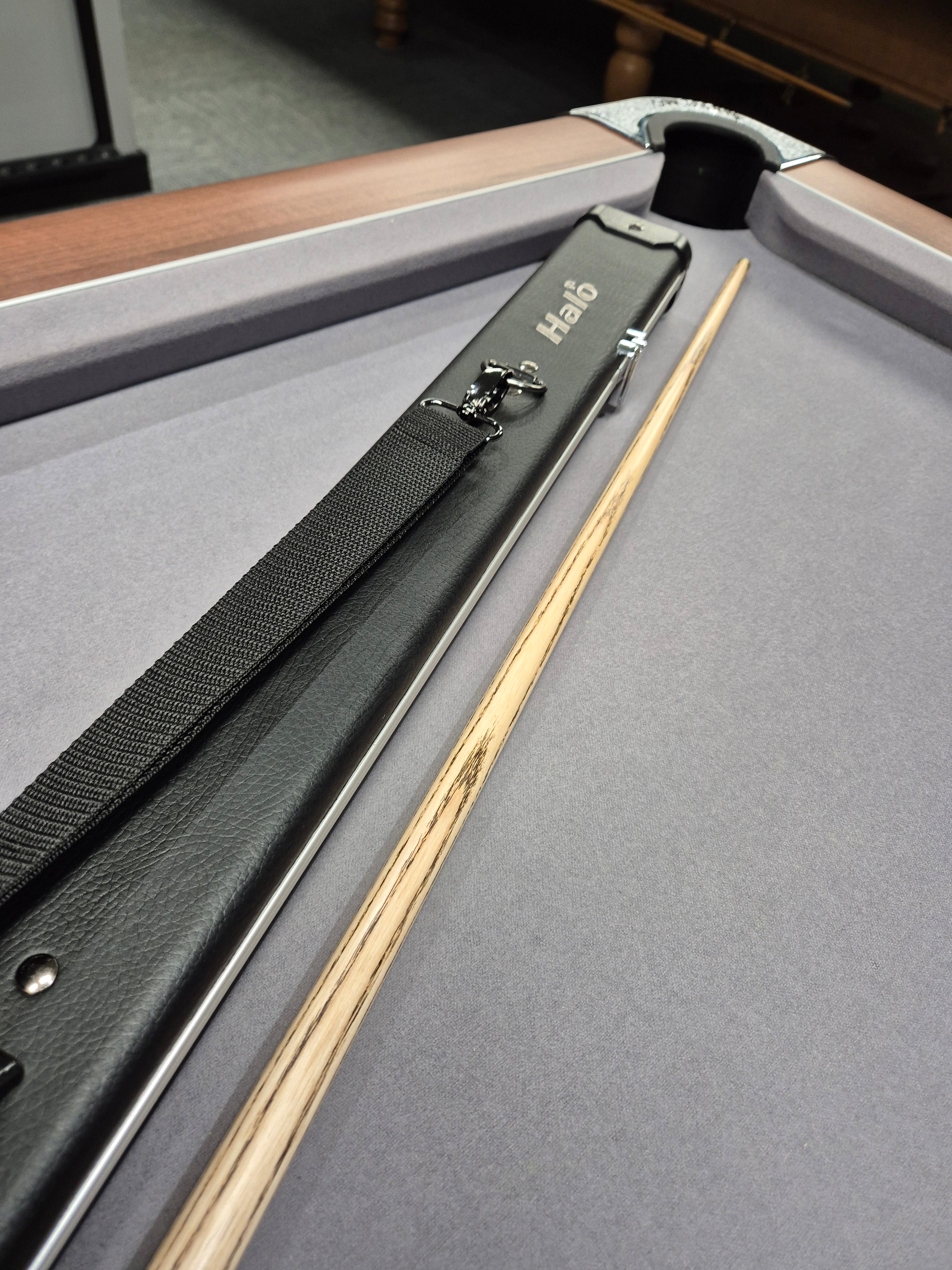 Peradon Merlin Cue & Halo Case Set with Accessories