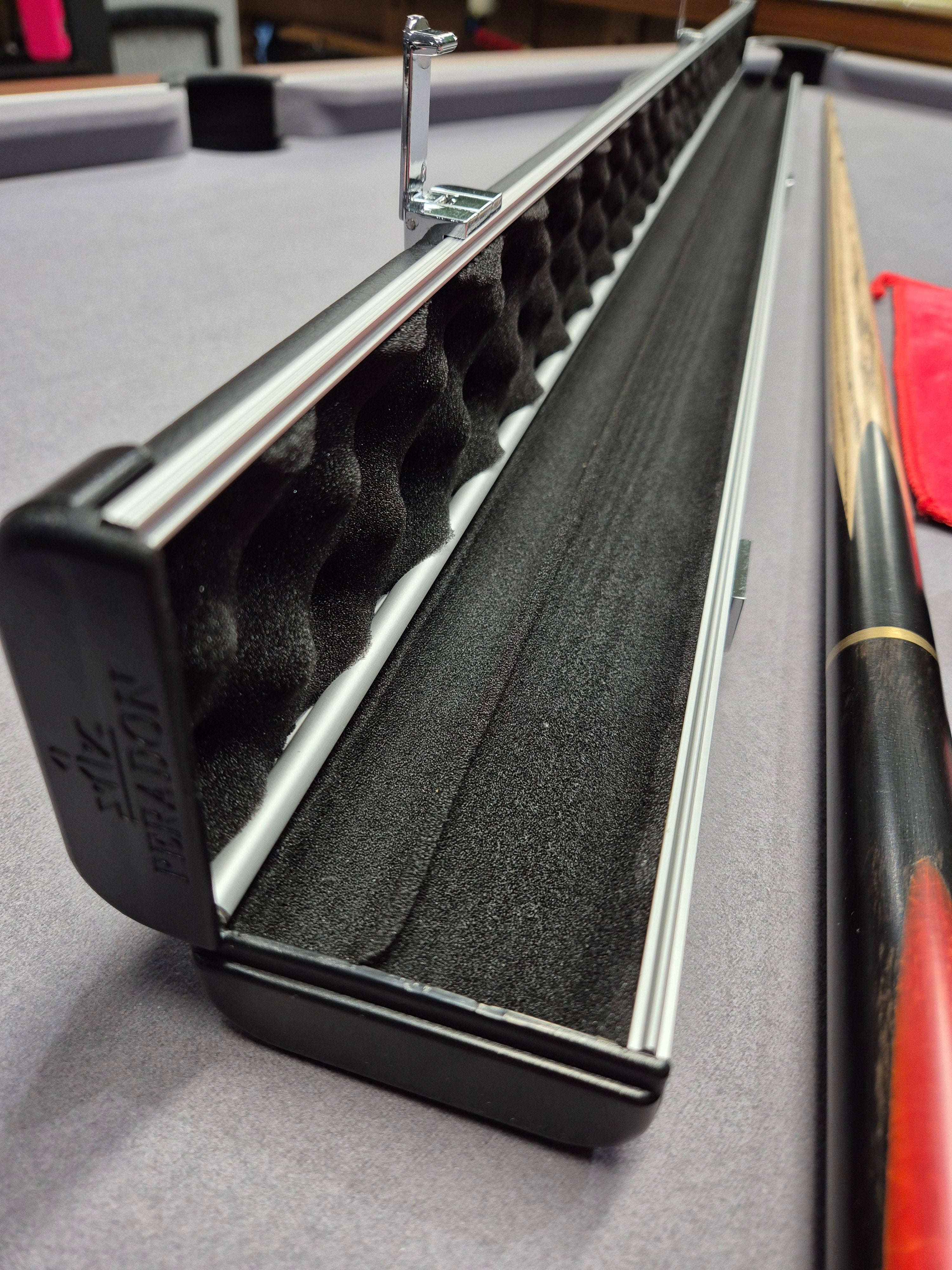 Peradon Merlin Cue & Halo Case Set with Accessories