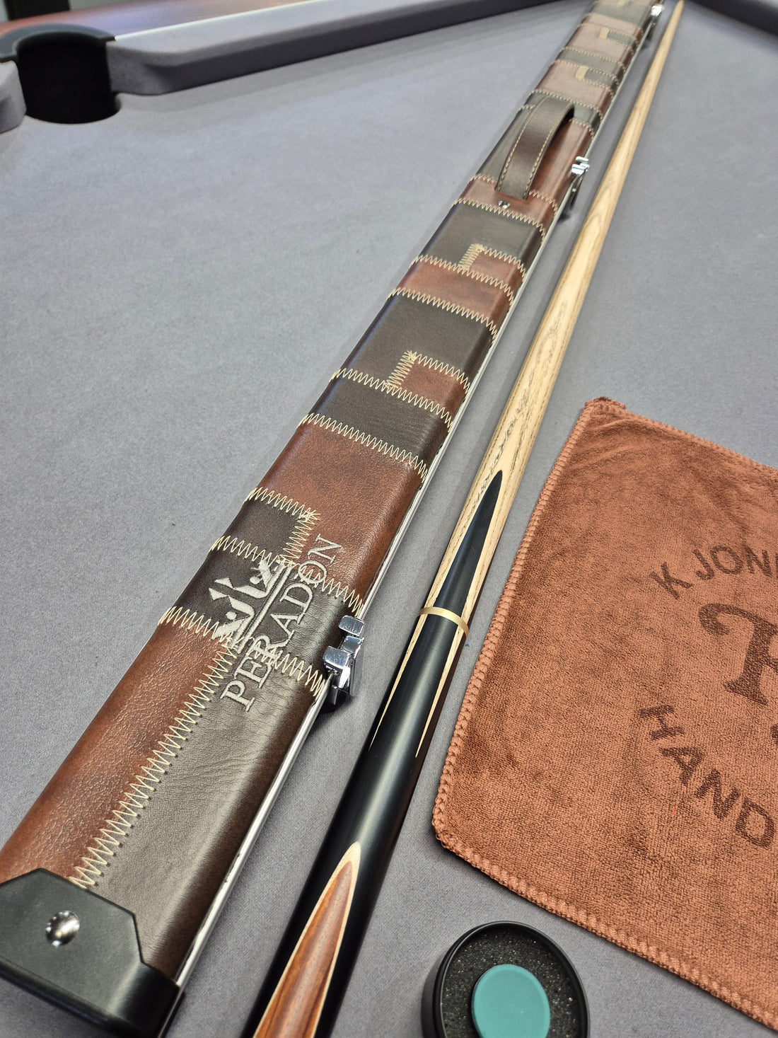 Peradon Carlisle Cue & Halo Case Set with Accessories