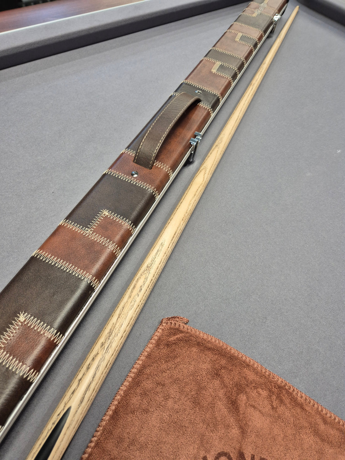 Peradon Carlisle Cue & Halo Case Set with Accessories