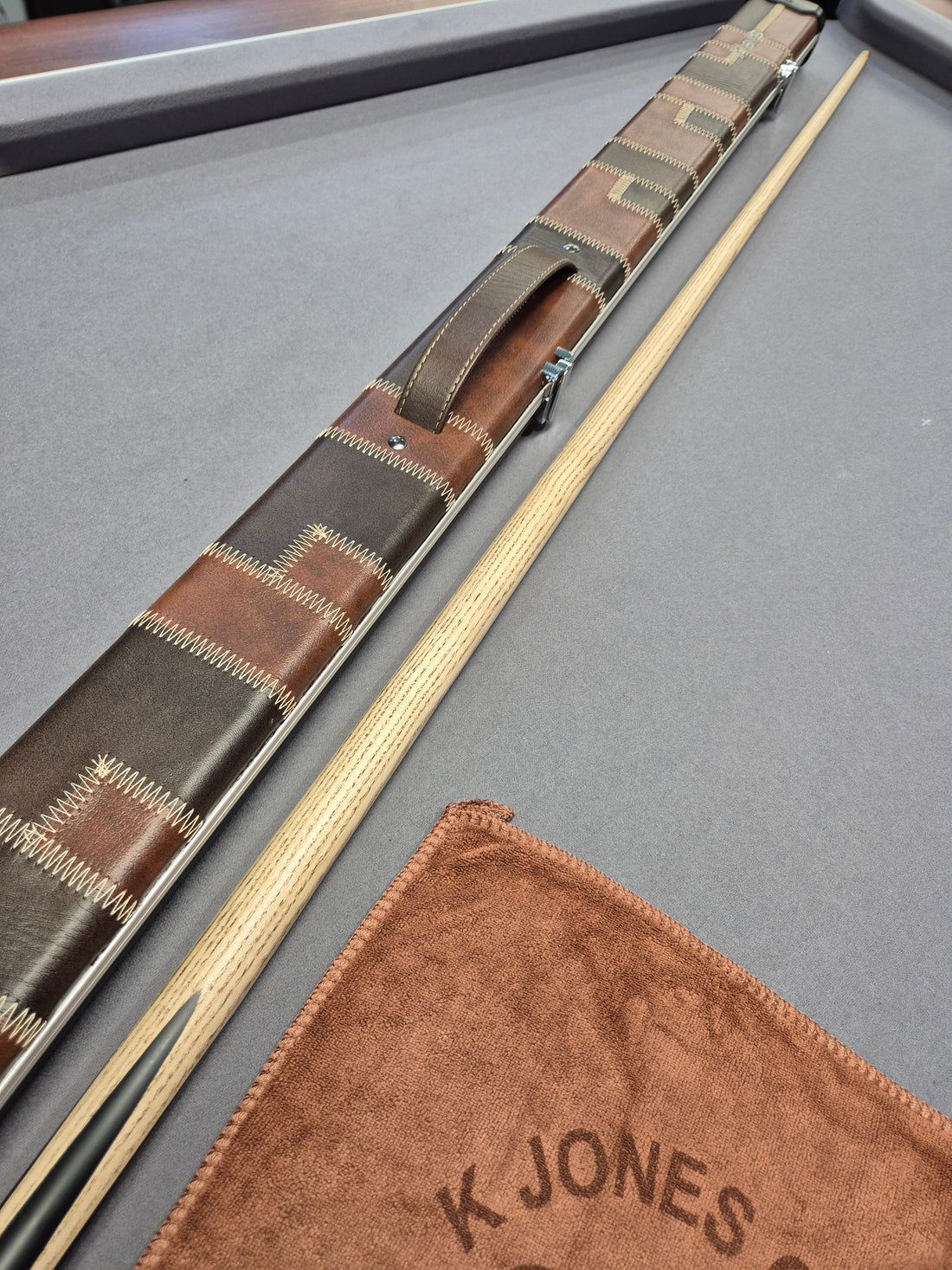 Peradon Carlisle Cue & Halo Case Set with Accessories