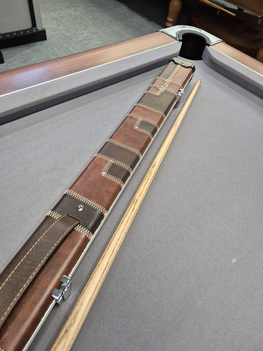 Peradon Carlisle Cue & Halo Case Set with Accessories