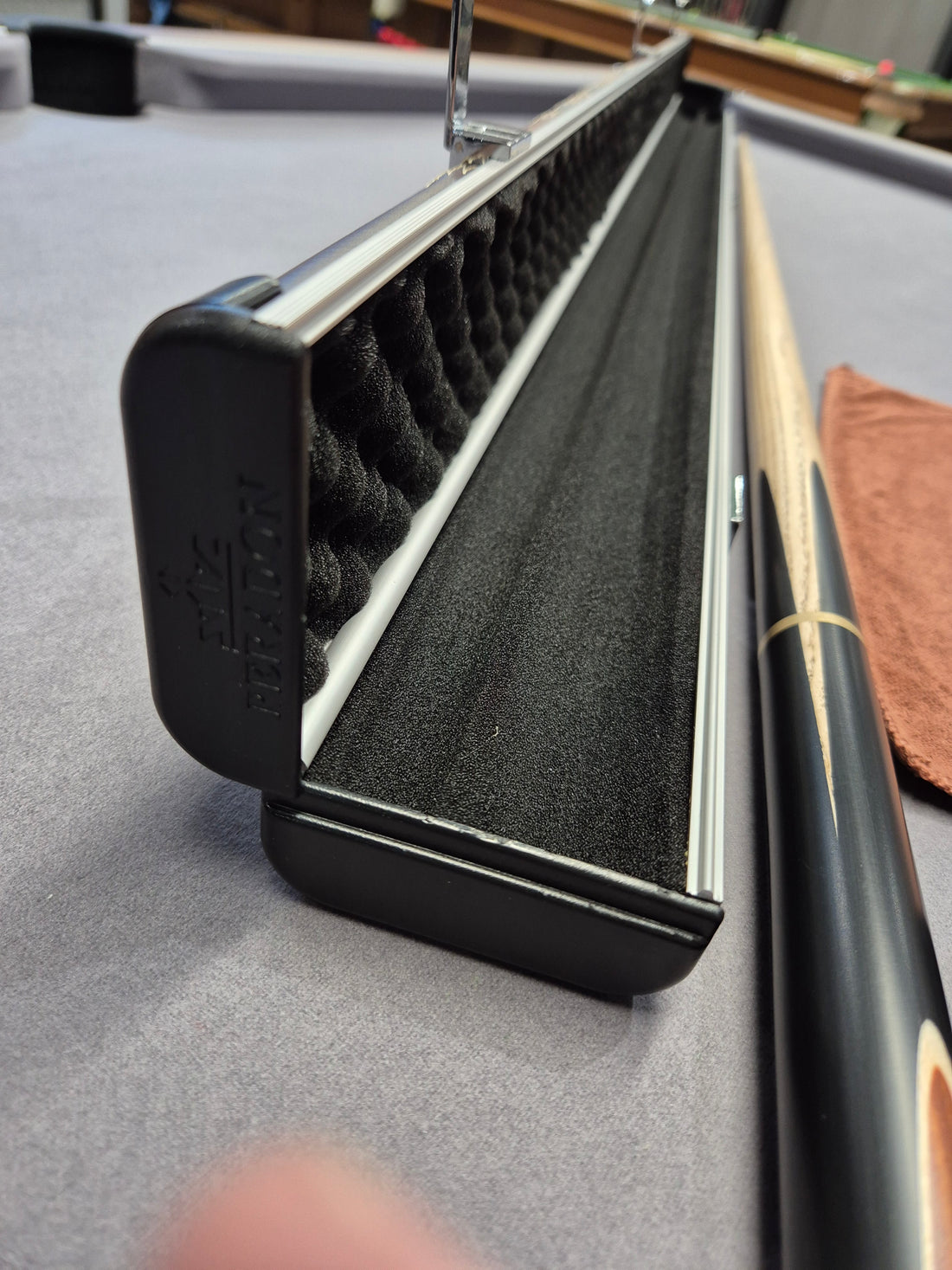 Peradon Carlisle Cue & Halo Case Set with Accessories