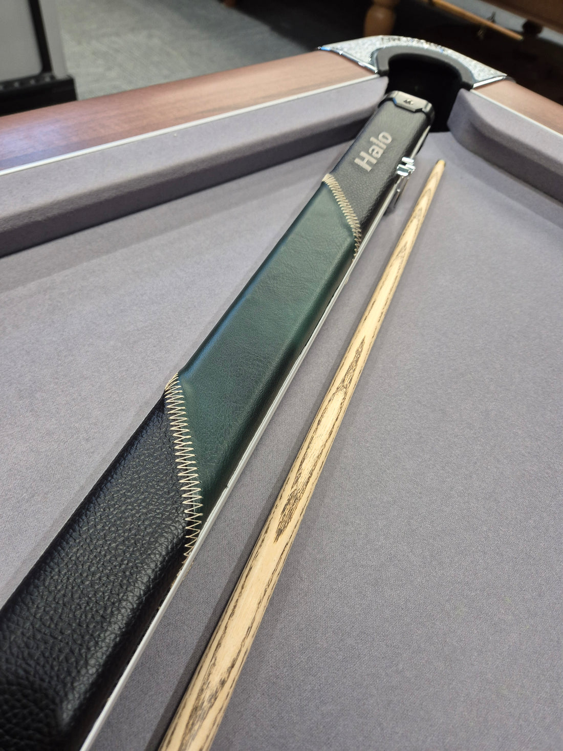 Peradon Lazer Cue & Halo Case Set with Accessories