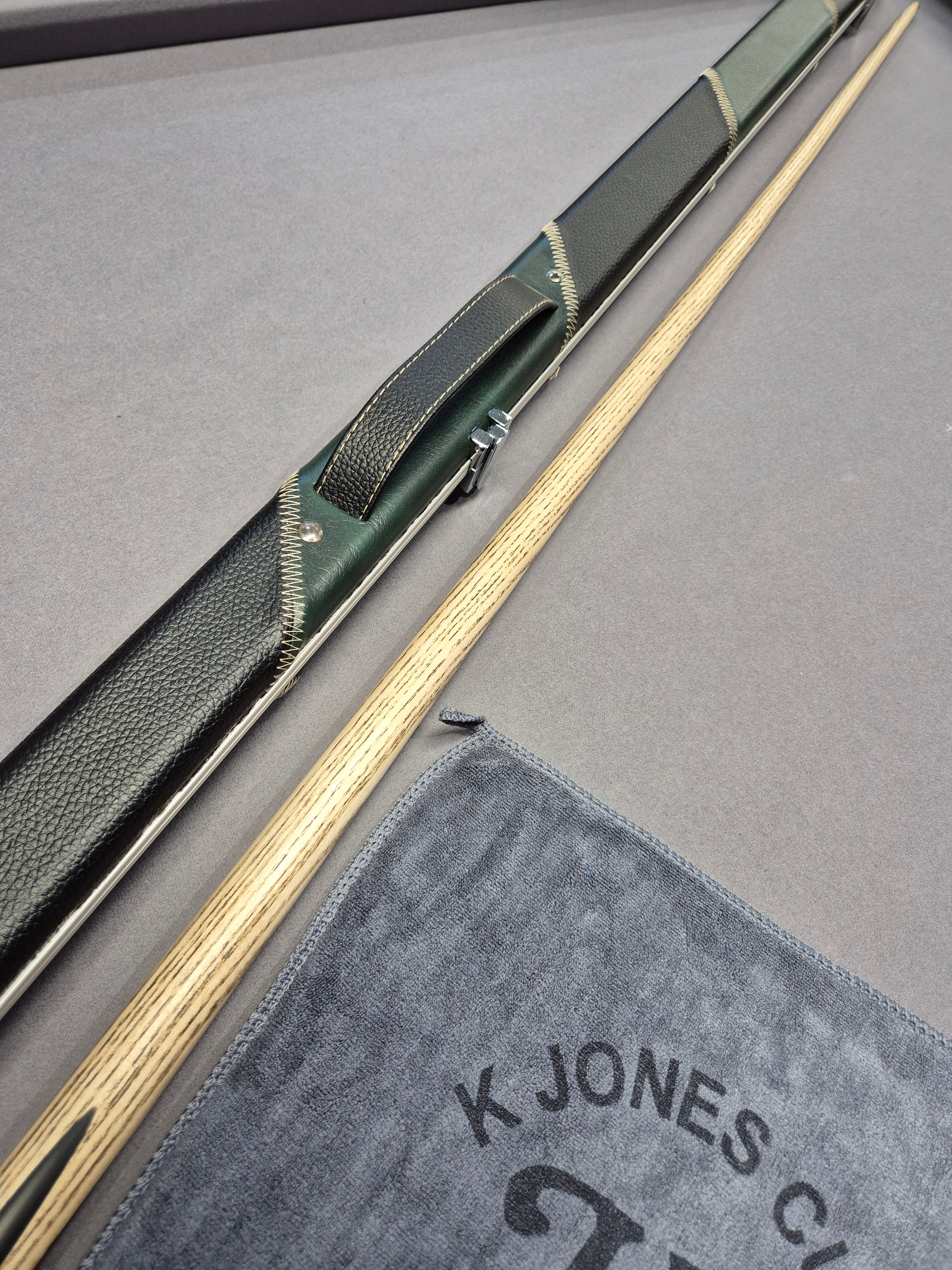 Peradon Lazer Cue & Halo Case Set with Accessories