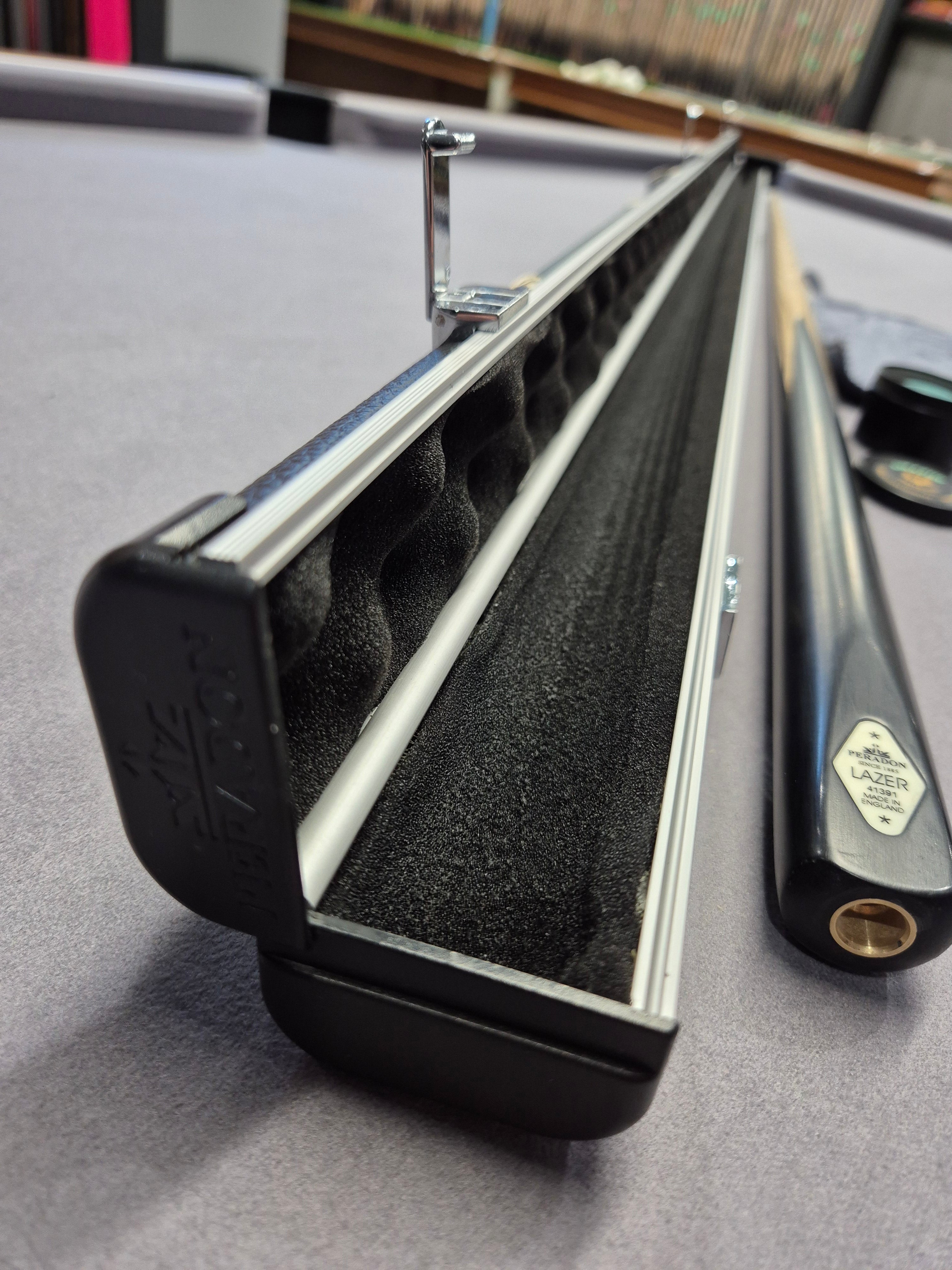 Peradon Lazer Cue & Halo Case Set with Accessories