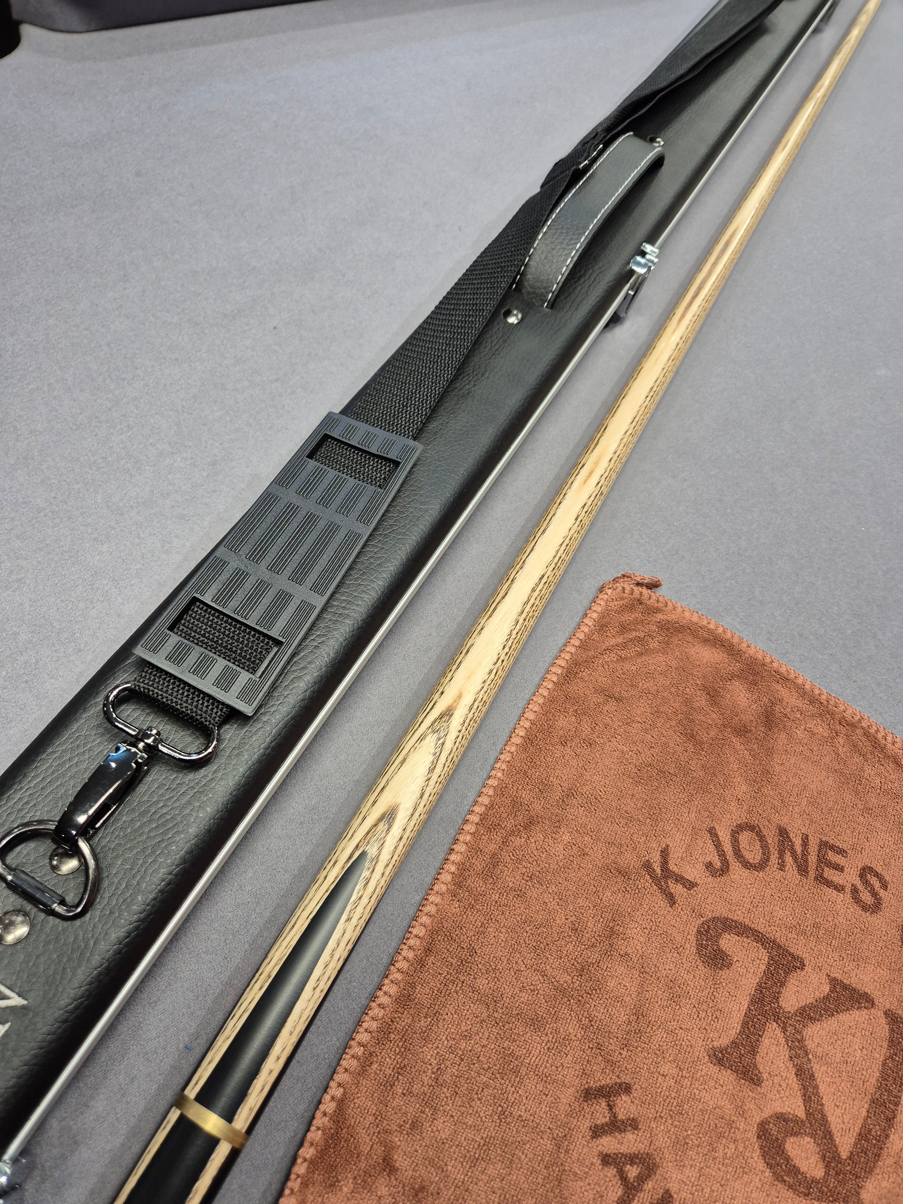 Peradon Chester Cue & Halo Case Set with Accessories