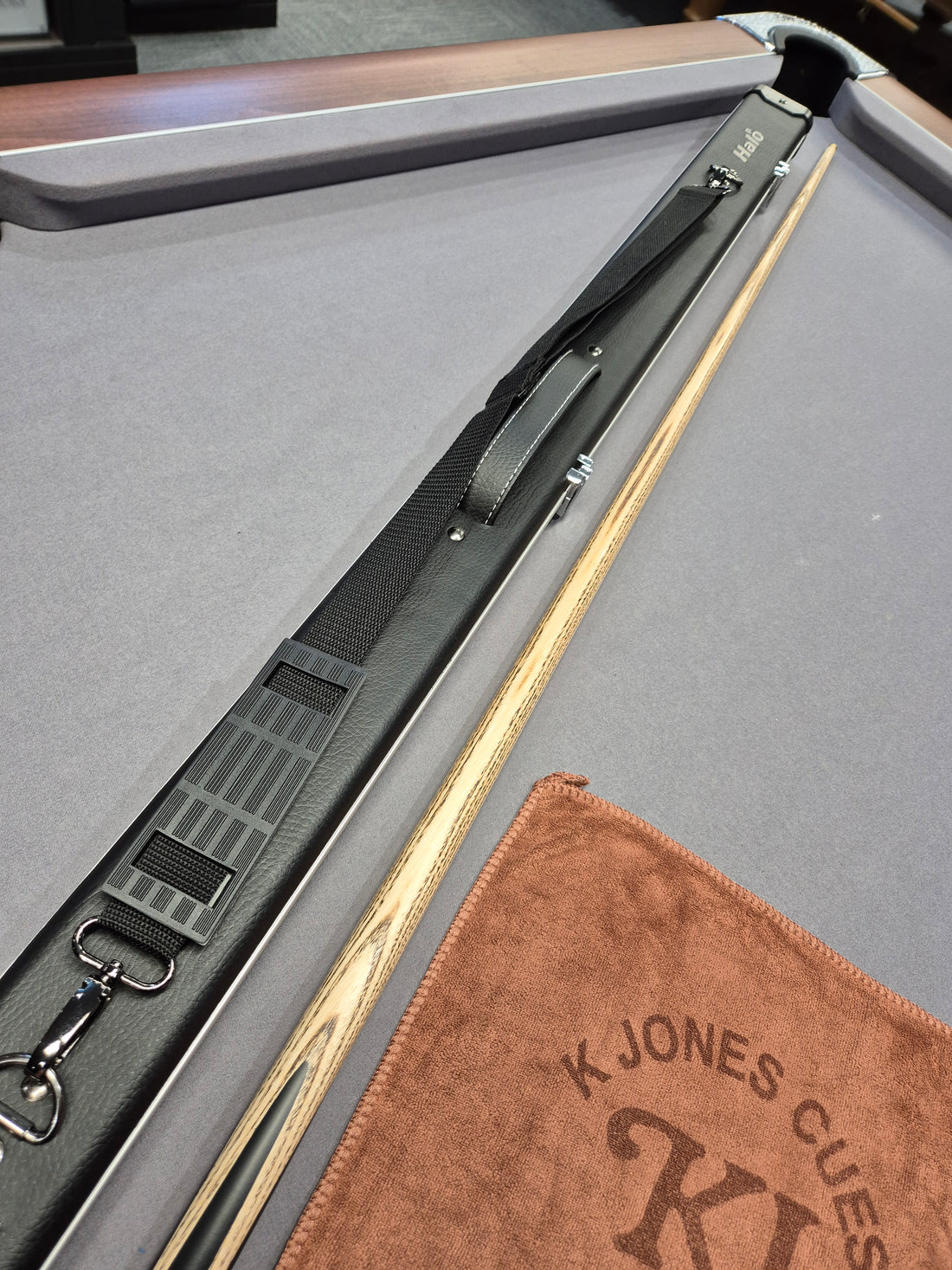 Peradon Chester Cue & Halo Case Set with Accessories