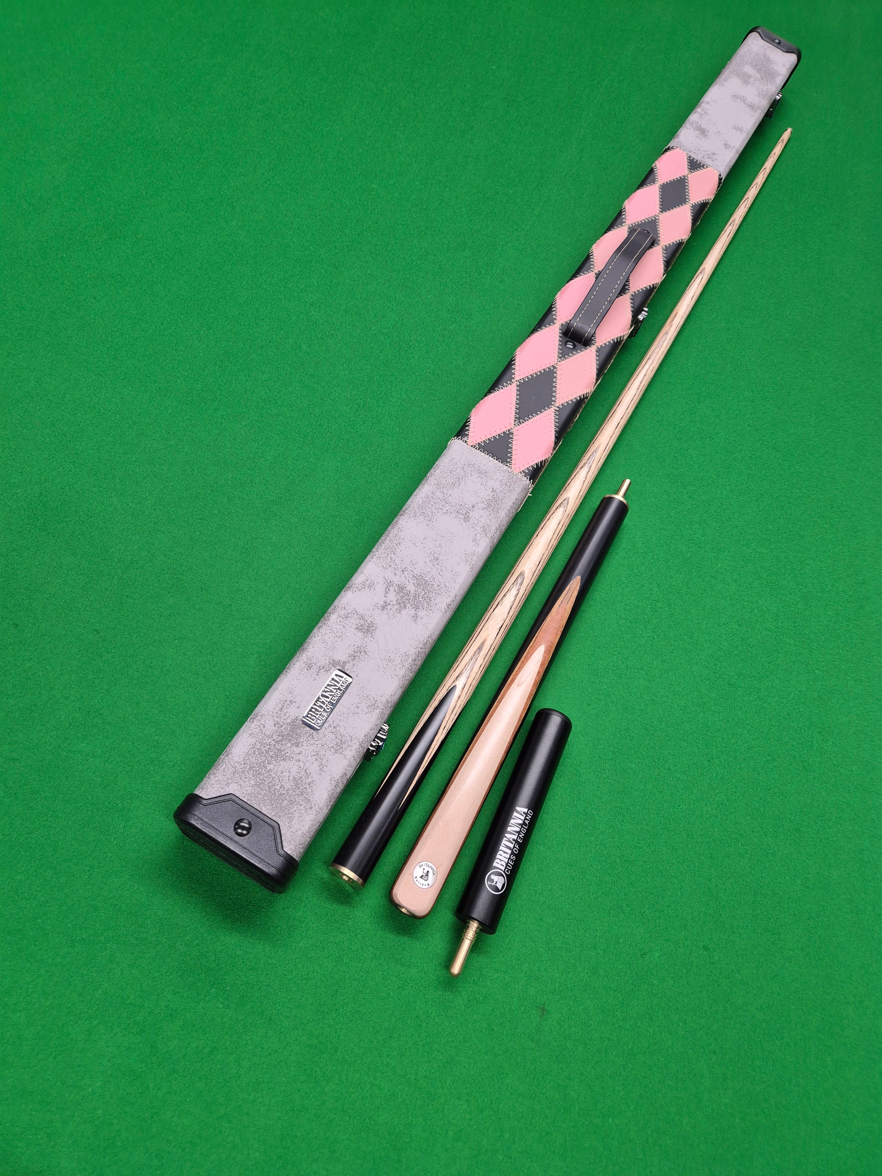 New Britannia Bulldog Cue & Case Set with Accessories