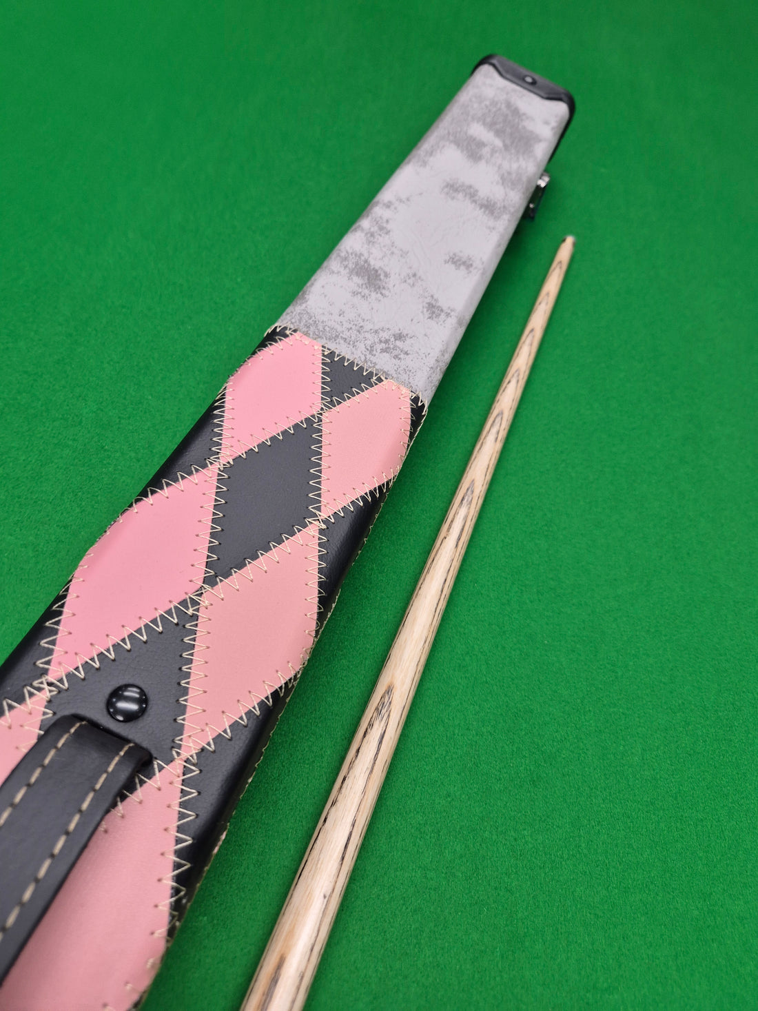 New Britannia Bulldog Cue & Case Set with Accessories